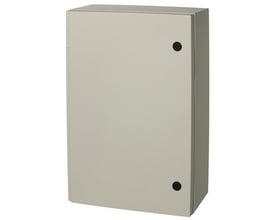 Fibox CAB P vægskab i lysegrå polyester, 615x415x230 mm, med to sorte låseknapper på fronten.