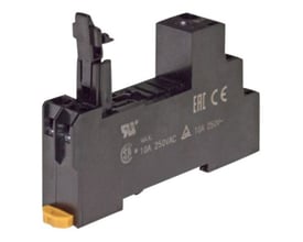 Omron 5-pin relæsokkel med Push-In Plus-teknologi og skrueklemmer til DIN-skinne montage på sort baggrund.