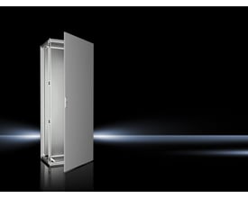 Rittal VX25 gulvskab med åben låge, der viser den indre monteringsramme og metalstruktur, stående på en sort reflekterende overflade.