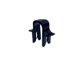 Clips Group bowler clip i sort plast, set fra en let vinkel, viser clipsens buede form og fastgørelsespunkter.