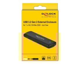 DeLock USB 3.2 Gen 2 eksternt kabinet til en M.2 NVMe SSD med værktøjsfri installation, vist på gul baggrund med produktinformation.