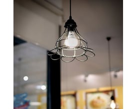 En V-TAC LED pære med E14 fatning installeret i en moderne metal Wire lampe, der fremviser en ren og klar lyskilde.