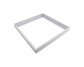 Hvid, firkantet Algine-ramme fra SpectrumLED til overflademontering af 600 x 600 mm armaturer.