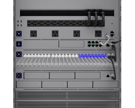 Ubiquiti USW-Pro-Max-24 switch monteret i et rack med Power Distribution Pro og UDM Pro enheder.