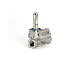 Skovisk vinkelvisning af Danfoss EV220BW magnetventil i rustfrit stål, med detaljeret fremvisning af ventilhus og tilslutningsgevind.