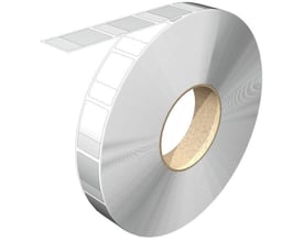 Kabelkodningssystem fra Weidmüller i hvid vinylfilm på rulle med blanke, rektangulære mærkefelter trukket ud.
