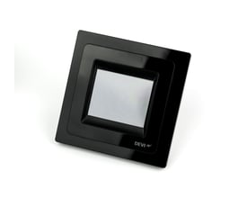 DEVIreg™ Touch digital rum- og gulvvarmetermostat i sort med touch-skærm, monteret med ramme, præsenteret på hvid baggrund.