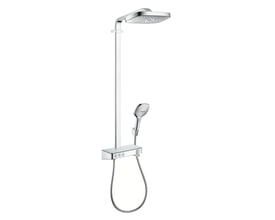 Hansgrohe RD Select E 300 3jet Showerpipe i krom med firkantet hovedbruser og håndbruser, samt termostat på hvid baggrund.