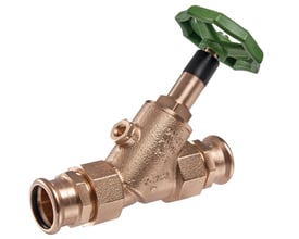 Kemper ECO fristrømsventil i rødgods med 42 mm tilslutning og grønt betjeningsgreb, vist med M-press koblinger.
