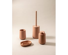 Cosmic fritstående sæbedispenser i mat rosa materiale, 85x140x85 mm, vist sammen med tilhørende badeværelsestilbehør.