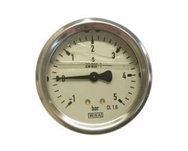 Wika manometer med glycerinfyld, viser et måleområde fra -1,0 til +5 bar på en hvid urskive med sølvfarvet kant.