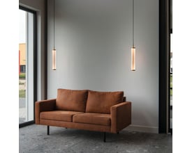 SLV QUIMERA 1F pendellamper i børstet messing monteret over en brun sofa i et moderne rum.