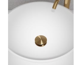 Lavabo Primy Steel Duo pop-up bundventil i børstet messing monteret i en hvid porcelænsvask med tilhørende messing vandhane.