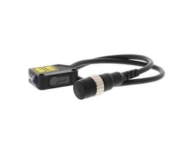 Omron fotoelektrisk sensor med rektangulært hus, rød laser og M12-stik med kabel på hvid baggrund.