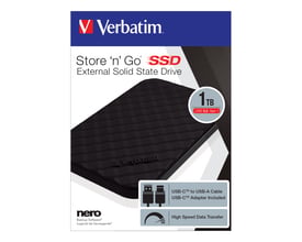 Emballagen til Verbatim Store 'n' Go 1TB sort ekstern SSD, fremhæver USB 3.2 Gen 1 og USB-C, samt Nero Backup Software.