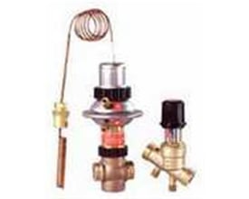 Danfoss AVTQ termostatventil DN 20 mm med temperaturføler, vist sammen med en messing ventil med sort hætte.