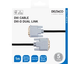 Deltaco DVI-D Dual Link-kabel i sort, 1 meter, vist på emballagen med de to hvide stik.