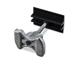 Novotegra mellemklemme til C-skinne i sort aluminium med sølvfarvet sekskantskrue, passer til rammehøjder 43-52mm.