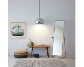 Nielsen Light Nice pendel i krom, 35 cm, monteret i et rum med interiør som spejl og bænk.