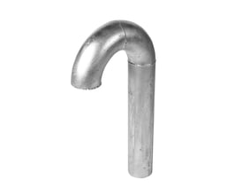 Udluftningsbøjning i galvaniseret stål med 76 mm diameter og 530 mm højde, isoleret på hvid baggrund.