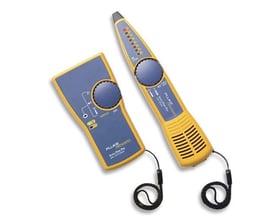 To gule og blå enheder fra Fluke Networks, sandsynligvis et kabeltestværktøj med sender og modtager.