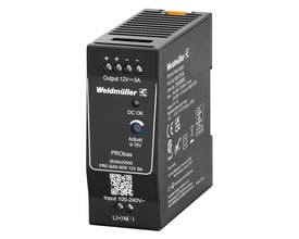 Vinklet billede af Weidmüller PRO BAS 60W strømforsyning, der viser mærkninger, produktinformation og robust design for industriel brug.