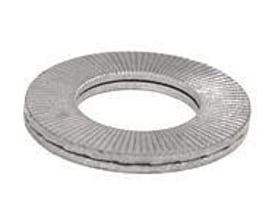 Et par Nord-Lock® 12mm delta sikringsskiver SP vist fra siden på en hvid baggrund, viser samlingen.