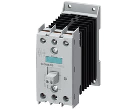 Siemens 3RF24 solid-state kontaktor med 20A strøm og 3-faset tilslutning, komplet med køleplade og skrueklemmer.