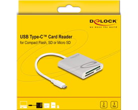 Emballagen til DeLock USB-C-kortlæseren viser den sølvfarvede læser med kabel og åbninger til CF-, SD- og microSD-kort.