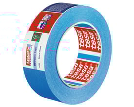 Nærbillede af en rulle Tesa 4435 UV afdækningstape, der viser produktetiketten med Tesa logo og UV Paper Tape.