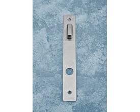 Assa Abloy langskilt 6331-0105 i rustfrit stål med integreret vridergreb og hul til dørgreb, 32 x 230 mm.