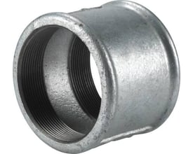 Varmgalvaniseret muffe i 1/2" med indvendige gevind, fremstillet af blødstøbt jern og opfylder ISO 49-DS/EN 10242 standarder.