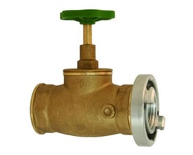 Nærbillede af Falck Teknik brandventil i messing, der viser 2" Storz afgang med metalisk pakflade og grøn betjeningshjul.