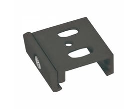 Sort SpectrumLED-installationsklips i aluminium til 3-fasede skinner, set skråt ovenfra med aflange huller og skruer.
