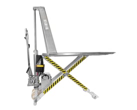 NH Handling SLXR1000E rustfri elektrisk højtløftende pallevogn med gafler løftet på saksemekanisme, set fra siden.