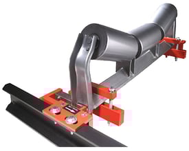 Siemens MCS bæltevægt med rustfri stål ruller monteret på en stålskinne, vist med en pil der indikerer bæltebevægelsesretning.