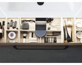 Dansani rumdeler i eg til skuffe på 40 x 6,7 x 27,8 cm, organiserer diverse toiletartikler som børster, sæbe og makeup.