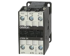 Omron J7KN-24 3-polet kontaktor med 24 A / 11 kW AC-3 og 24 VAC spole, vist på hvid baggrund.