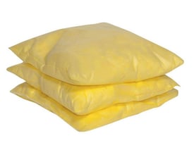 Gul absorberingspude til kemikalier på 40 x 40 cm, vist stablet sammen med flere puder.