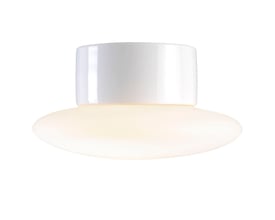 Hvid Ifö Electric Cairo GX53 loft- og væglampe med bred, opal kuppel og cylindrisk lampehus.