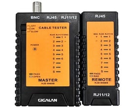 Gigalan kabeltester med master- og remote-enhed til RJ45, BNC og RJ11/12 kabler, viser testindikatorer og status for 9V batteri.