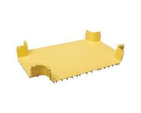 CommScope FiberGuide kryds stykke i gul plast, med to 12x4" og to 24x4" ind/udgange, set fra skrå vinkel med hvid baggrund.