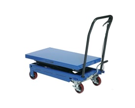 Blå hydraulisk løftevogn LBH350 med 350 kg kapacitet, bordplade 910x500mm, forsynet med hjul og et håndtag.