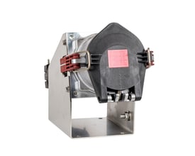 Robust CEE vægudtag med 250A, 6h position og IP67-klassificering, vist fra siden med metalmonteringsbeslag og rød låsemekanisme.