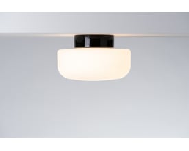 Ifö Electric Solenne loft- og væglampe i sort med mat opal glaskuppel, 10W LED og IP44-klassificering.