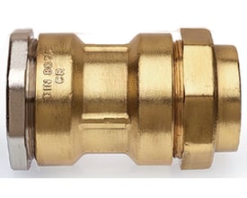Nærbillede af Isiflo samlemuffe 34 x 32 mm, der viser messingmateriale, O-ring og gevinddetaljer, klar til rørkobling.