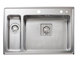 Intra Frame 1½ kumme køkkenvask i rustfrit stål, monteret med løft-op strainer og hanehul placeret til højre for den store kumme.
