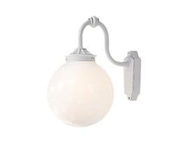 Konstsmide Arcturus væglampe med opal hvid glaskuppel og hvid aluminiumsfod, isoleret på hvid baggrund.