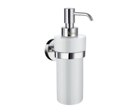 Smedbo Home vægmonteret sæbedispenser i hvid porcelæn med blank forkromet messingdetaljer, 200 ml kapacitet.