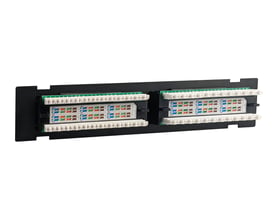 Bagside af Simply45 12-ports CAT6 UTP patchpanel, viser IDC-terminaler med farvekodning for nem kabelføring.
